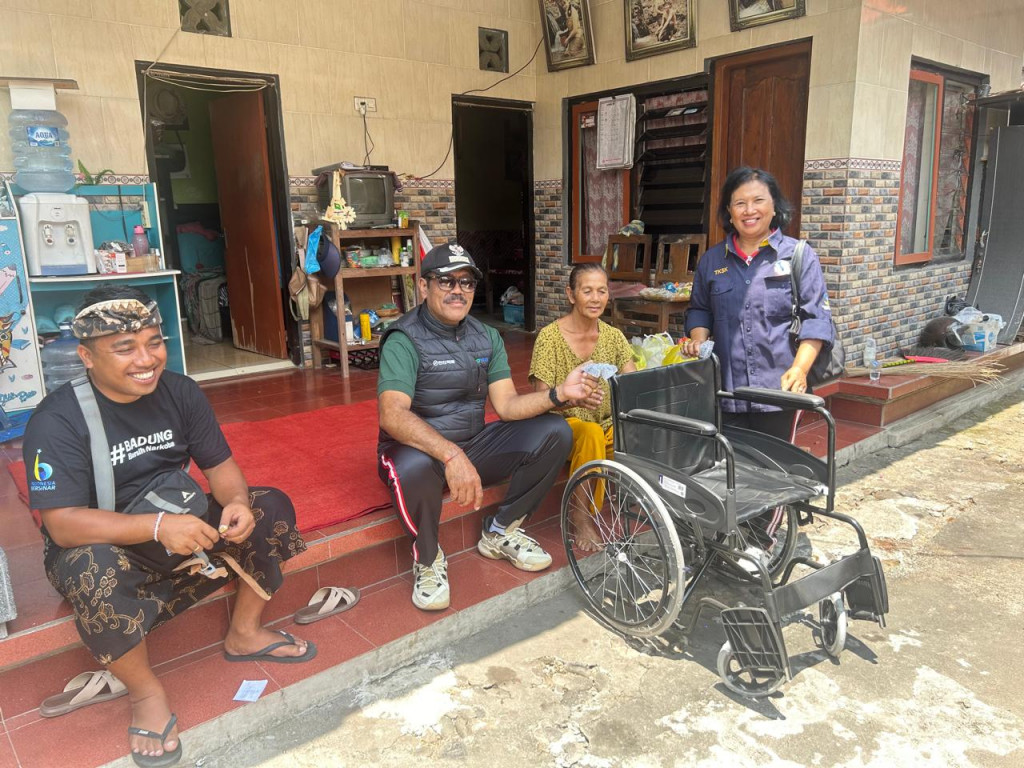 Pemberian bantuan alat berupa kursi roda dari Desa dinas yg diserahkan oleh Bapak Perbekel.